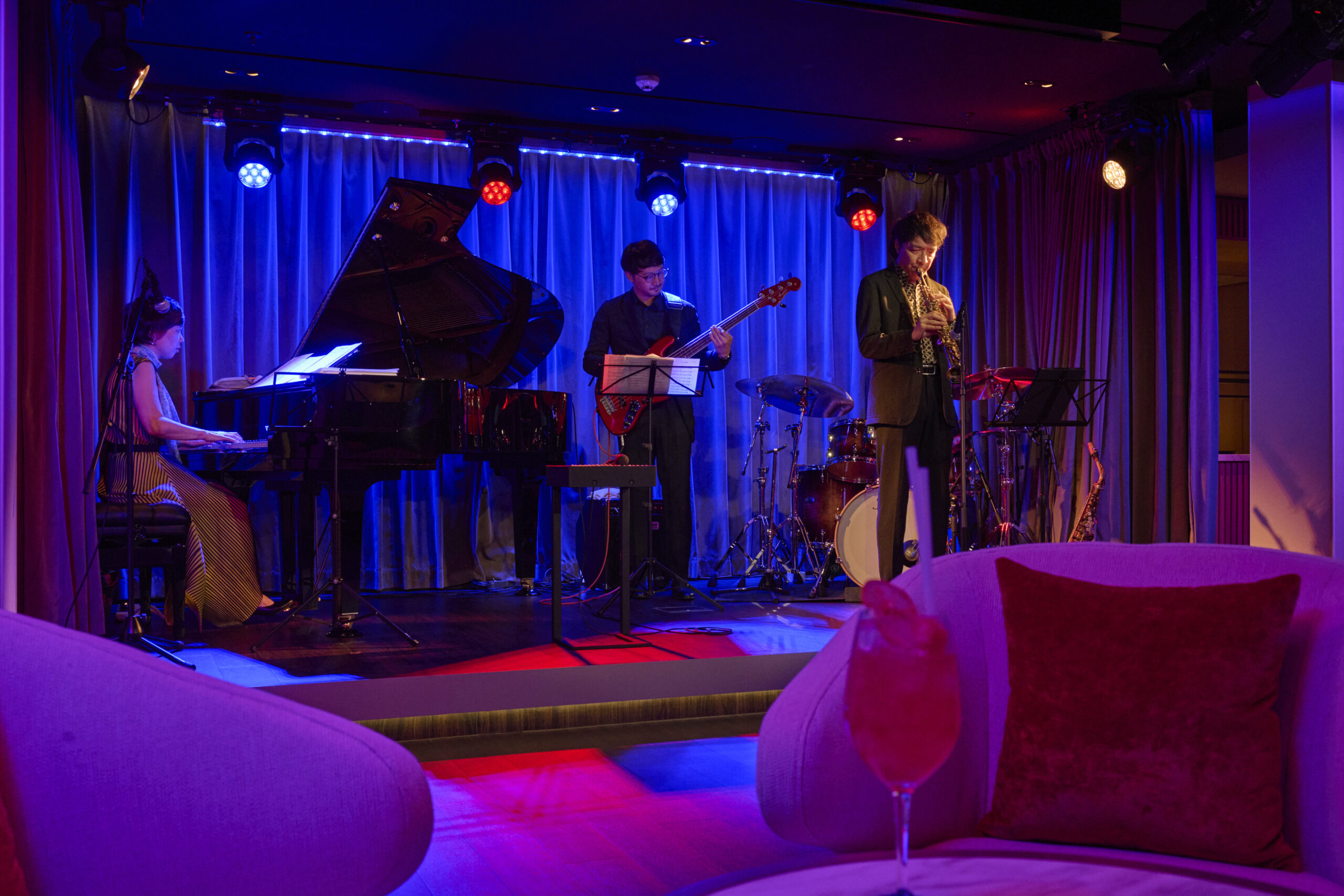 船上ライブに酔いしれる