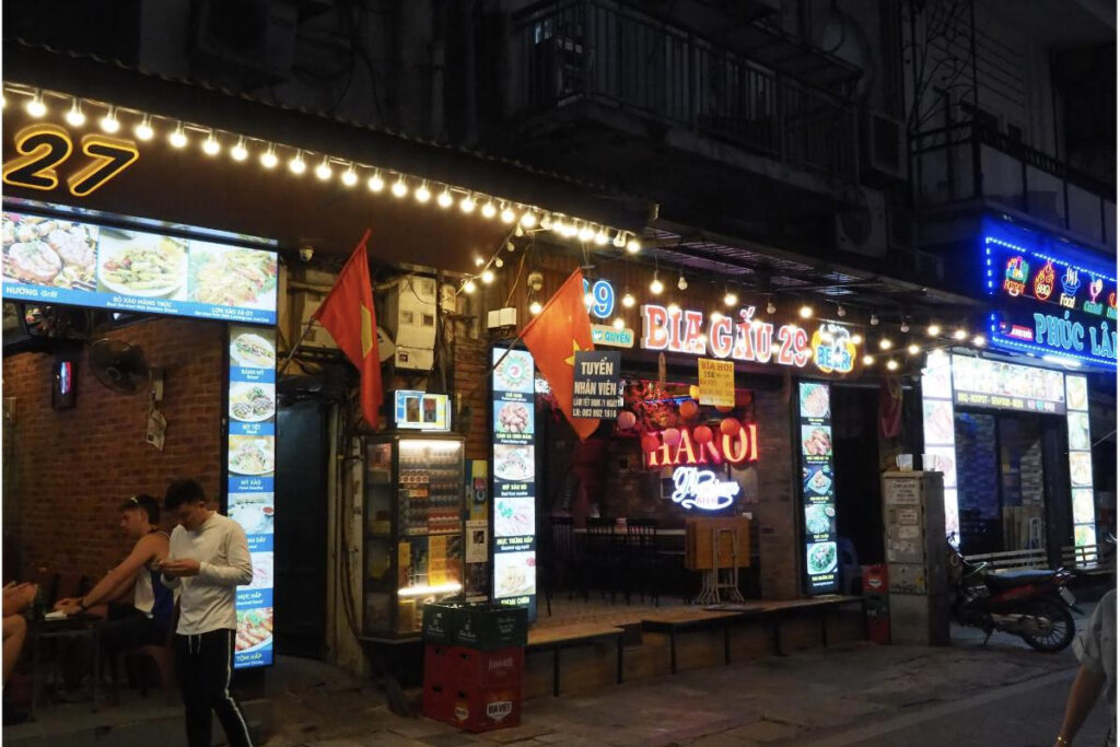 灯りがともる夜のハノイ