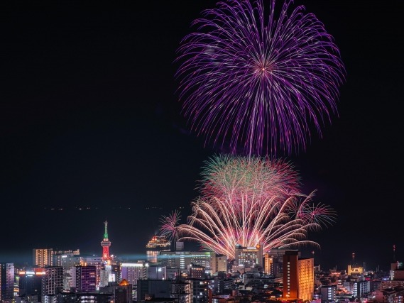 別府の夜景と打ち上げ花火（別府クリスマスファンタジア）