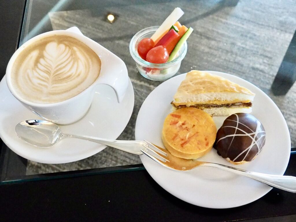 カフェのラテとケーキ