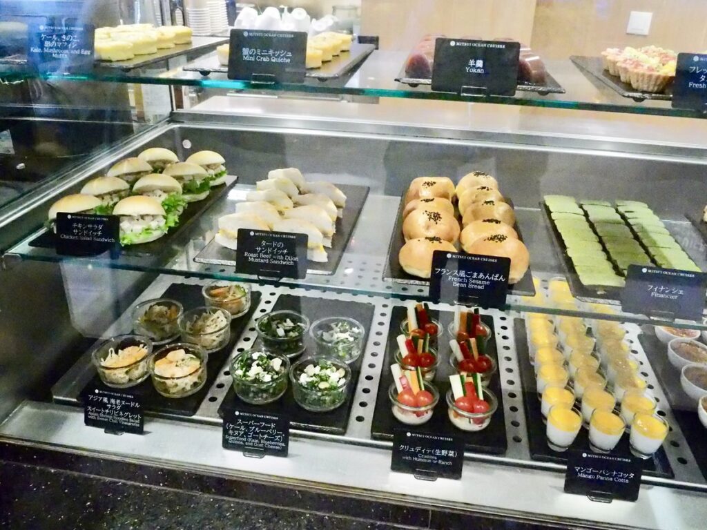 ケーキやスイーツが並ぶショーケース